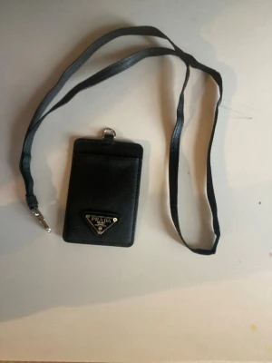 Korthållare  - Tjena säljer nu en snygg korthållare som man kan ha runt halsen. Den är helt ny och bara fråga om ni har frågor