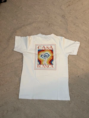 Vit Casablanca T-shirt  - En snygg vit Casablanca T-shirt i bra skick. Bara att skriva vid funderingar eller prisförslag!
