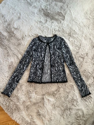 Zebramönstrad meshkofta svart/vit - Trendig zebramönstrad meshkofta från Urban Outfitters köpt i London🖤🖤
