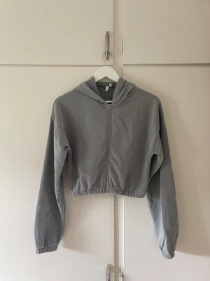 Croppad hoodie - Bra skick.