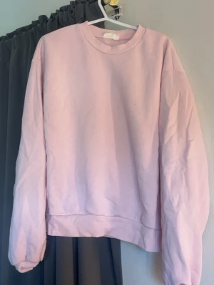 Rosa tröja  - Rosa mjukis tröja från Gina tricot! Kommer tyvärr inte till användning längre 