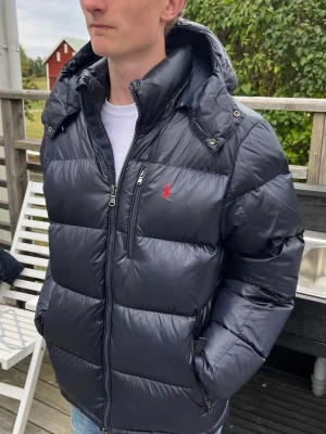 Ralph Lauren dunjacka - Utmärkt skick 100% Äkta med bevis Normalstor L, jag är 180cm & 66kg Kostar runt 5000kr ny Hör gärna av dig