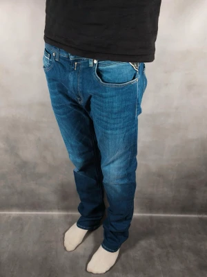 Replay Grover  - Replay Grover Jeans • Storlek: 32/34 • Skick: 9/10 – fint skick, utan skavanker • Inkluderas: Endast jeansen • Nypris: Ca 2 000 kr • Passform: Modellen på bilden är 180 cm lång, väger 65 kg •