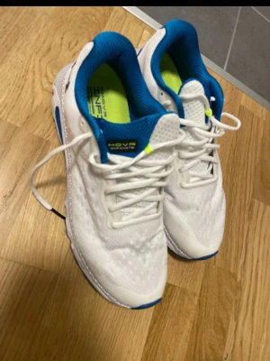 Under armour - Riktigt gott skick använt 2 gånger så i princip nya !