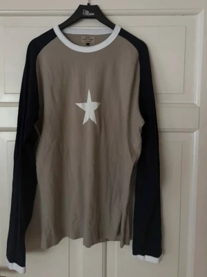 Vintage långärmad tröja  - Hej 👋 tröjan är en vintage tröja från Jack and Jones. Inga defekter och jag fraktar alltid samma dag‼️