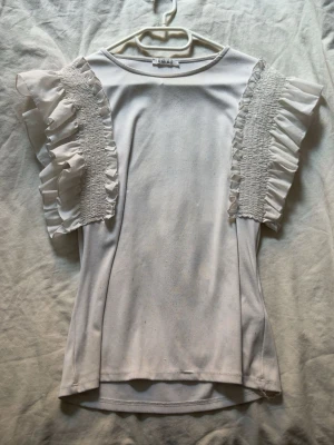 Vit finare tröja - Super fin vit finaste t-shirt. Denna är super skön i materialet och mjuk💘