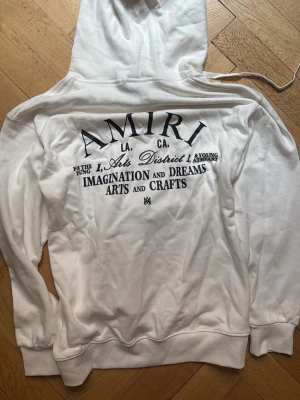 Vit Amiri hoodie med tryck på baksidan - Vit hoodie storlek S väldigt fet aldrig använd
