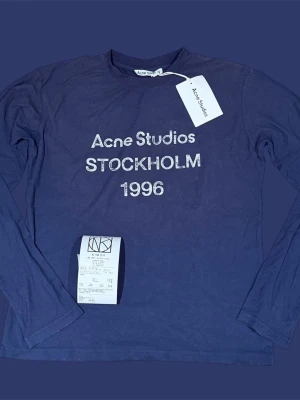 Acne studios longsleeve  - Säljer denna otroligt snygga acne studio long sleeven i mycket fint skick utan problem. Den tillkommer med kvitto och är köpt på NK