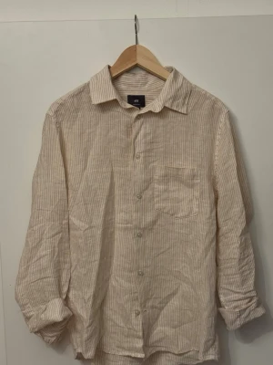 Linneskjorta - Härlig linneskjorta från HM! Riktigt go över en vit t-shirt såhär till höst. Passar M/S. Skriv vid frågor!