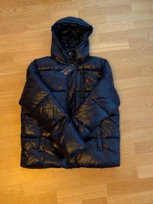 Ralph lauren jacka  - Helt ny jacka från Ralph lauren endast testad, säljer den pga att den va för stor jag är 187cm och den va för stor 