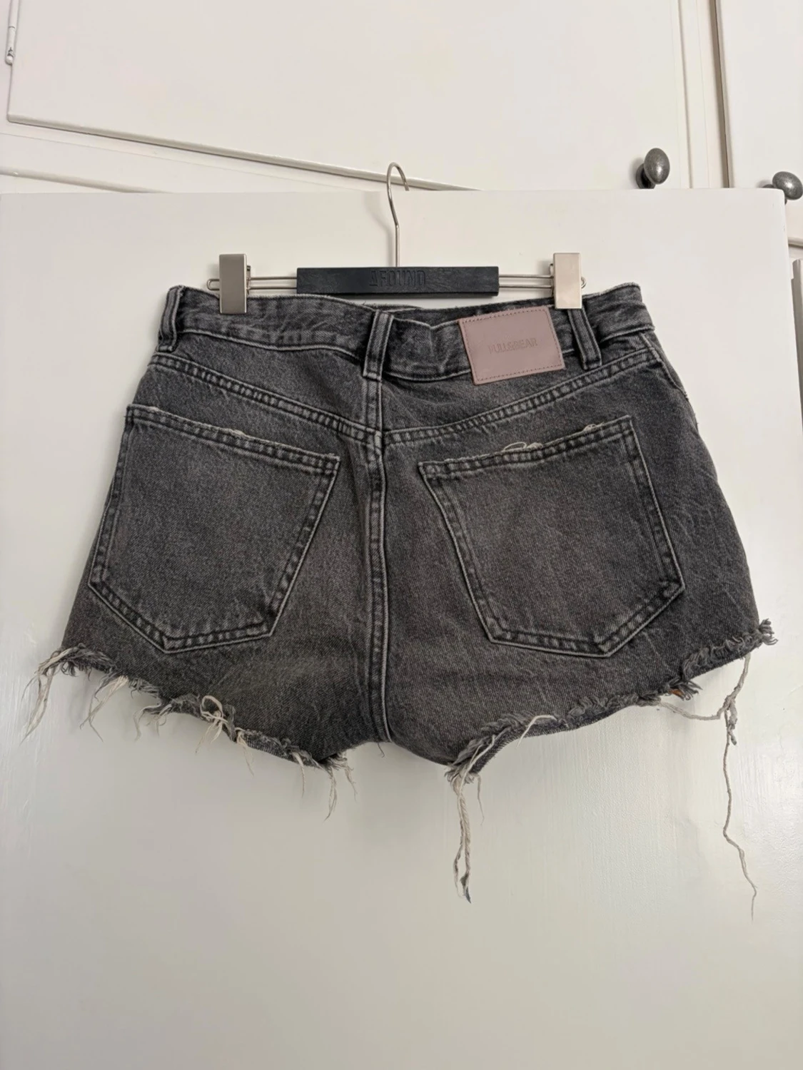 Gråa slitna denimshorts - 1