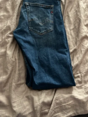 Mörkblå raka jeans - Säljer ett par klassiska mörkblå jeans från Replay med rak passform. De är helt nya och inga tecken på användning. Säljer de eftersom jag har växt ur de. De har skön passform och är även stretchiga. Riktigt snygga att ha i vardagen