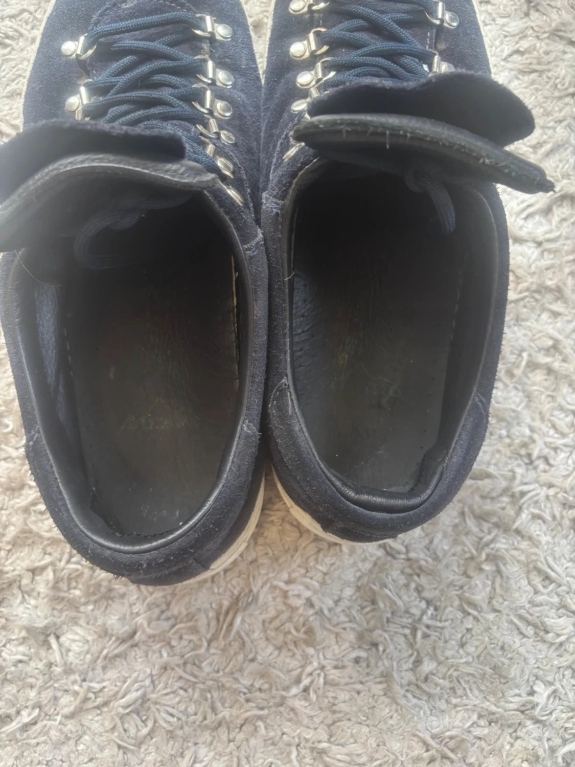 Mörkblå sneakers med mocka och metall - 2