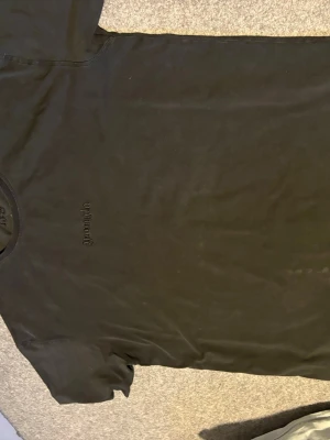 Young la T-shirt  - En Young la T-shirt som är väldigt skön att träna i! Den är inte använd så mycket och har legat i garderoben därmed lite luddig men ska tvätta den så den blir som ny igen innan jag skickar!