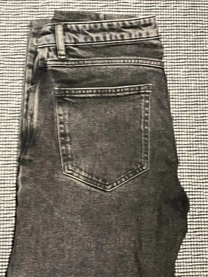 Grå jeans från Neuw - Snygga grå jeans från Neuw med klassisk femficksmodell och raka ben. Jeansen har en tvättad look och detaljerade sömmar. Perfekta för dig som gillar en avslappnad men stilren vibe. Materialet är troligtvis bomull med stretch.
