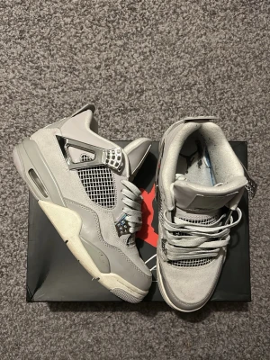 Jordan 4 frozen moments - Ett par jordan 4 som jag använt 1 gång så det är typ helt oanvända. Skriv för mer bilder eller information!!