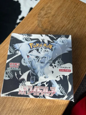 Pokémon White Flare Japanese boosterbox - > Pokémon Japanese White Flare Booster Box SV11W - Factory Sealed >   >  * Condition: Brand New & Factory Sealed. Original Poké Ball shrink wrap is 100% intact. >  * Contents: 20 Booster Packs (7 cards/pack). Official Japanese release (JAN: 4521329427782). >  * Note: Minor outer storage wear from handling, plastic seal is completely unbroken. > Ships fast and securely packaged in bubble wrap! > Terms: No returns if the seal it broken or box open this takes away all the box value 