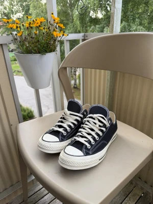 Svarta Converse All Star låga sneakers - Klassiska svarta Converse All Star sneakers, använda 2 gånger. Storlek 43