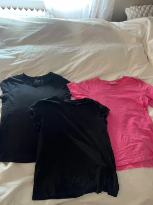 T-shirt 3 pack! - Två svarta och en rosa. Olika märken och storlekar. 146-152 och Xs