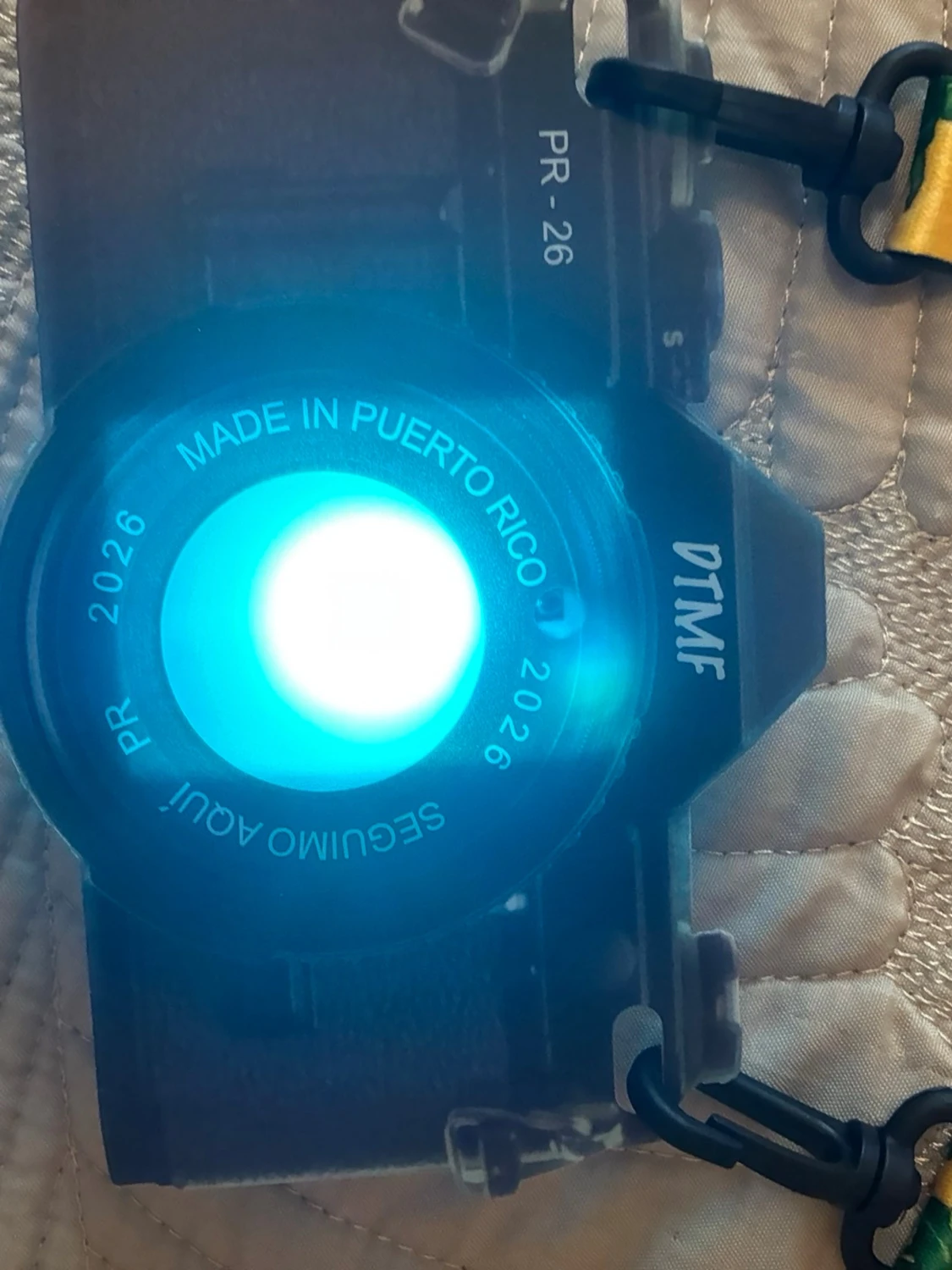 Kameraformad accessoar med gul rem från Artisten Bad Bunny - 5