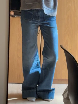 Blå utsvängda jeans med hög midja från jeanerica  - Helt nya jeans från jeanerica! I strl 25/32! Använt 2 gånger. Så helt i ny skick! Fler bilder? Skriv!❤️ny pris 2200kr! Pris kan absolut diskuteras!