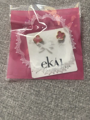 Rosa fyrklöverörhängen med guldkant - Söta örhängen i form av fyrklöver med rosa mitt och guldfärgad kant. Perfekta för dig som vill ha en gullig och trendig accessoar som sticker ut lite extra. Kommer i originalförpackning från ekai. Köpt i Grekland 