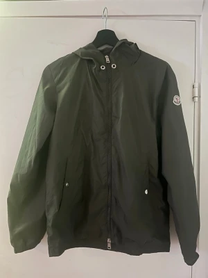 Moncler Windbreaker  - En ganska tunn olivgrön aktig Moncler windbreaker, väldigt fint skick då den knappast är använd. Nfc Scan funkar självklart (se på sista bilden). Kom privat för frågor/pris diskutering!