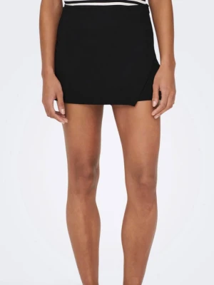 Svarta omlottskorts från Zara - Svarta skorts från Zara med omlottdesign framtill som ger en kjol-look. De har en clean och stilren känsla och är tillverkade i ett mjukt material för skön passform. Nya med lappar på. Storlek XS