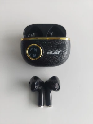 Svarta trådlösa in-ear hörlurar Acer - Stilrena svarta trådlösa in-ear hörlurar från Acer med laddningsetui i konstläder och gulddetaljer. Etuiet har en digital display som visar batterinivå. Hörlurarna har en modern, slimmad design och passar perfekt för musik, poddar och samtal.