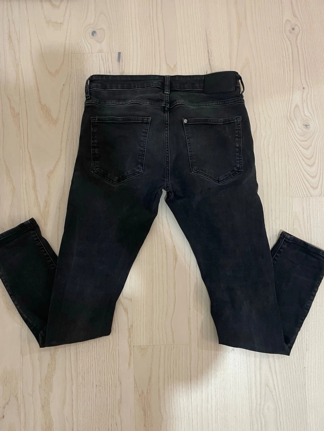 Svarta slitna jeans med hål - 1