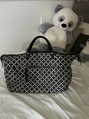 By Malene Birger väska  - Skit snygg Malena Birger väska i toppen skick! Modellen är utgången så finns ej längre att köpa någon annanstans. Den heter weekend bag och är något större än den klassiska Abigal toten. Nypris 4900 kr 💕