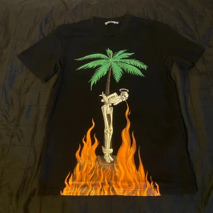 Palm Angels T-shirt  - Säljer en fin Palm angels T-shirt perfekt till sommaren. Skicka 9/10  Storlek M.