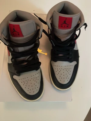 Svarta och grå air Jordan - Snygga höga jordans i svart, grått och vitt med röda detaljer. Storlek 40 samt med ingående orginallåda. Priset går att diskuteras via snabb affär