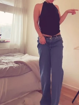 Low waist jeans - Säljer nu mina blå low waisted jeans från NA-KD. Dem är större i storleken och långa i benen för någon som är 165 eller kortare. Jeansen har tecken på användning nertill men inget som inte går att fixa