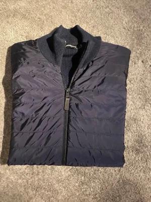 J Lindeberg jacka - Stilren cardigan från J Lindeberg. Fint skick utöver att den är ihopsydd vid armhålan och vid underarmen (skriv för bilder)! Tveka inte på att höra av er!! Öppen för byten mot andra jackor!