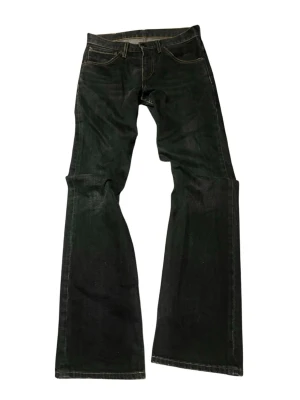 Bootcut levis jeans - W28 L34 Bra skick, fina svarta levis jeans i Modellen 507 04 bootcut. märket är lite slitet, och mindre slitage längst ner på benen