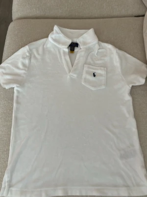 Vit raplhlauren t-shirt med vita rapllauren shorts - Vit kortärmad skjorta och short från Polo Ralph Lauren med klassisk sommar stil. Har bara använt 3 gånger.