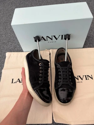 Lanvins - Lanvin skor | Köp gärna annonsen på vinted | Storlek 41 (UK6) | Tillbehör: Låda, dustbag, snören | Endast 1399:- | Skorna & sulan är rätt så slitna | Tveka inte att höra av dig vid frågor | ladoelgato.resell