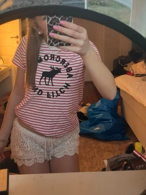 Abercrombie & Fitch T-shirt - Jättefint skick! Den är i kids storlek 13/14 men passar xs/s/m beroende på hur man vill att den ska sitta.💗
