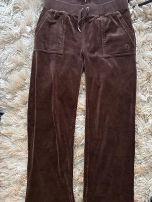 Bruna juicy byxor  - Juicy couture byxor i brun velour, strl S, använd 2 gånger. 