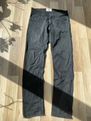Svarta slim fit jeans från tiger of sweden - Säljer ett par svarta slim fit jeans från ToS. Jeansen har klassisk femficksdesign, normalhög midja och slim fit Materialet är mjukt och stretchigt för extra komfort. Perfekta till en avslappnad stil. Byxorna är svarta, inte så gråa som på på de sista bilderna 