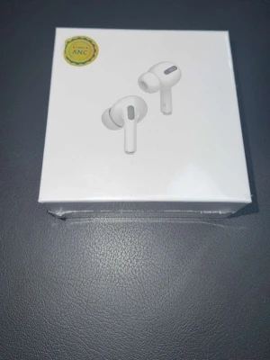 Vita trådlösa in-ear hörlurar - Säljer ett par vita trådlösa in-ear hörlurar med magnetiskt laddningsetui. Hörlurarna har modern design med korta stjälkar och silikonproppar för bra passform. Perfekta för musik, poddar och samtal på språng.
