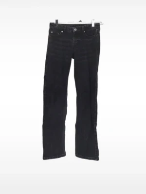Svarta raka jeans - Säljer ett par svarta jeans med rak passform och klassisk femficksdesign. Jeansen har normal midja och stängs med knapp och dragkedja. Perfekta till en avslappnad stil och funkar året runt.