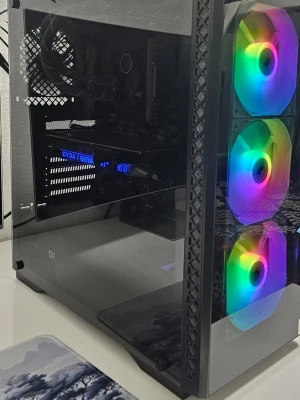 Gaming Dator - Säljer en snygg och välbyggd gamingdator i stilren svart design. Datorn är rengjord, fullt fungerande och redo att användas direkt.  Specifikationer:  Intel Core i5-11600K NVIDIA GeForce RTX 2080 Super 8GB 32 GB SAMSUNG DDR4 RAM (med 3d printed cover) 512 GB snabb M.2 SSD Trådlöst WiFi Arctic AIO-vattenkylning Totalt 6 fläktar (3 intag och 3 utblås) för mycket bra luftflöde och kylning Windows 11 installerat och aktiverat  Datorn klarar moderna spel i 1080p och 1440p med mycket bra prestande.