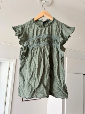 Jätte söt topp - säljer denna söta topp i en jätte snygg grön färg! Storlek M från Vero moda