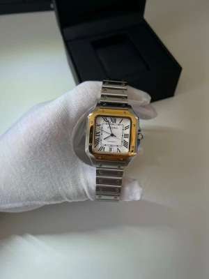Seiko Mod Santos Two Tone – NH35 Automatic (38 mm) - Nybyggd Seiko Mod Santos i tvåton (silver/guld) med NH35 automatiskt urverk. Safirglas och boett/länk i rostfritt stål, 38mm