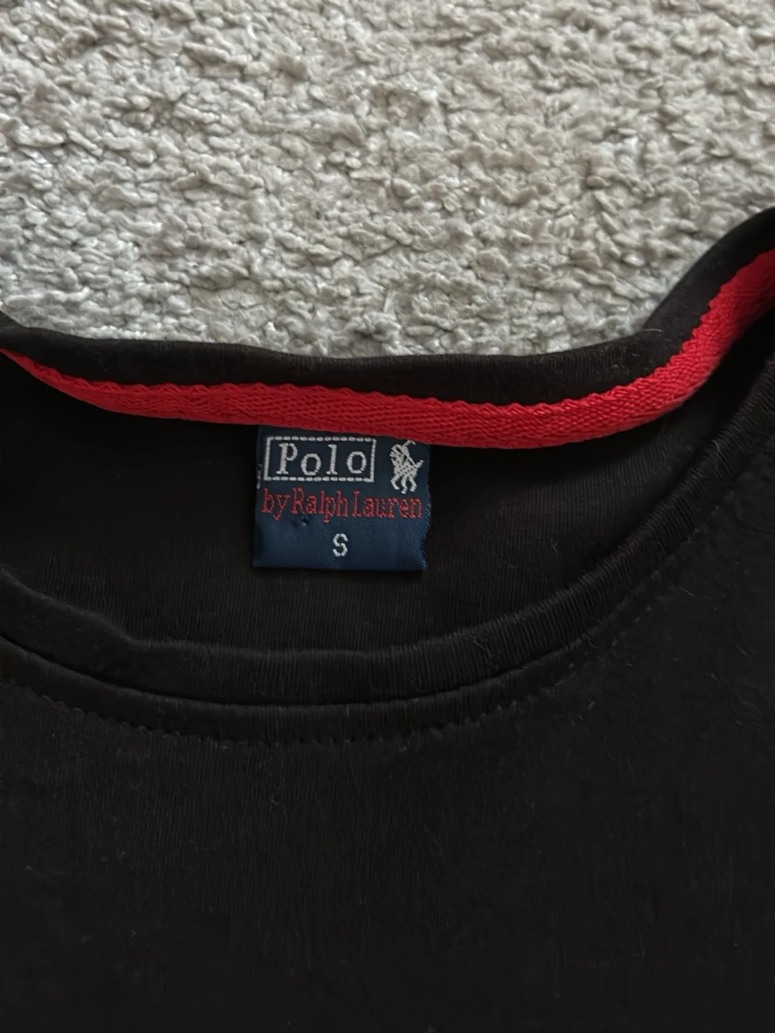 Svart t-shirt med röd brodyr - 2