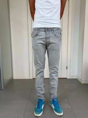 Replay Anbass Jeans  - Säljer nu dessa Replay Anbass Jeans som överlag är i fint skick, W32 o L32 med mått ca 40,5 o 105 cm.skriv för fler bilder/frågor🙌🏼