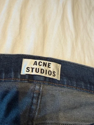 Mörkblå slim jeans med slitningar  - Jeans från Acne Studios, något du kanske inte alltid ser varje dag. Dem har slitningar och lagningar men det skulle inte passa några andra jeans än dessa. Ska jag vara ärlig är de en av de skönaste jeansen jag har haft någonsin. De kostar ca 3000kr nya 