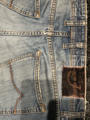 Jacob Cohën  - Tjysta Jacob cohën jeans med slitningar                          Storlek 32,      midjan 41cm,    Längd 97 cm                  Det är bara höra av dig vid funderingar 💛💌